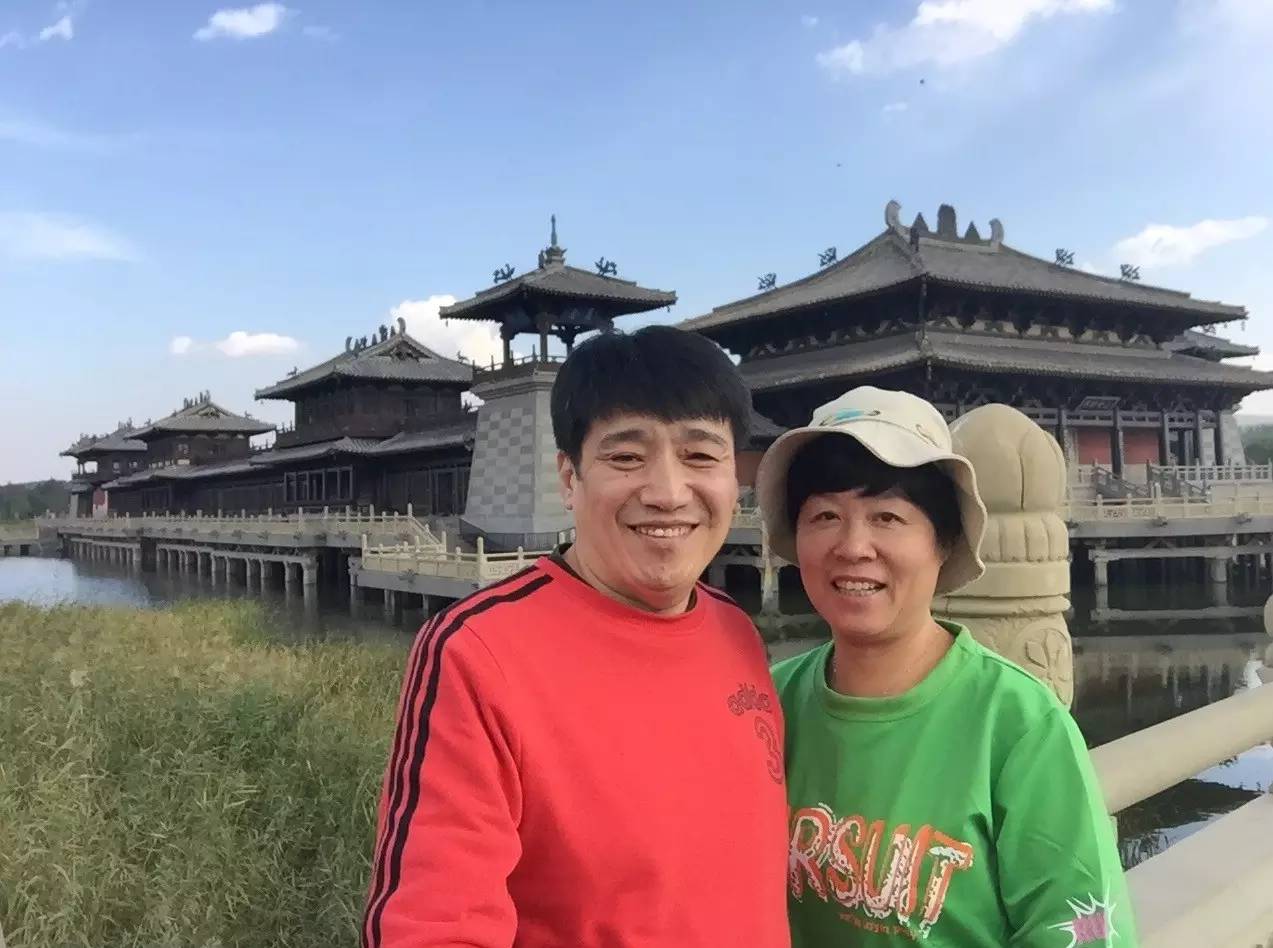 佟大為全家游覽山西大同美景佟大為一家游覽山西大同的美景，享受了這片古老土地上的獨(dú)特風(fēng)情。