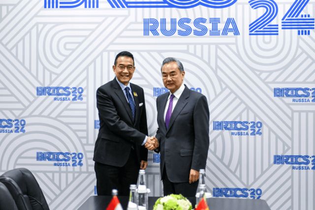 王毅會見泰國外長瑪里王毅會見泰國外長瑪里，深化兩國友好合作，共謀未來發(fā)展