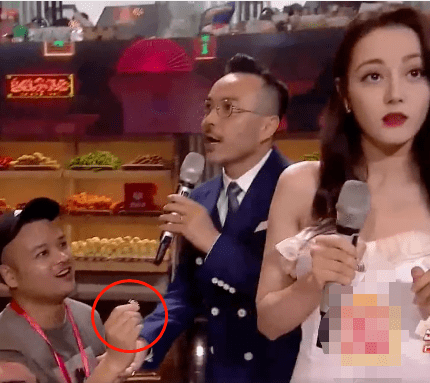 求婚王珞丹男子被曝曾騷擾迪麗熱巴求婚王珞丹男子身份曝光，背后隱藏的真相與迪麗熱巴被騷擾事件揭秘