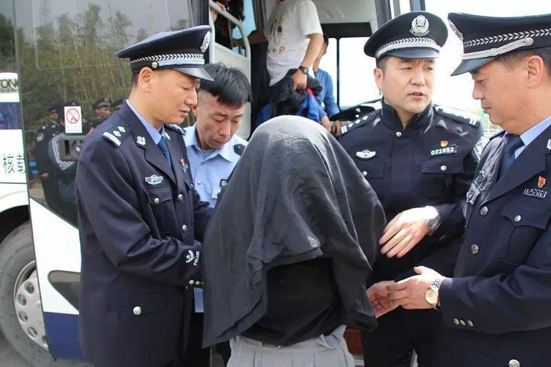 采韭菜花被刑拘采韭菜花被刑拘的情況可能是涉及非法采摘或者破壞他人農(nóng)作物等違法行為。