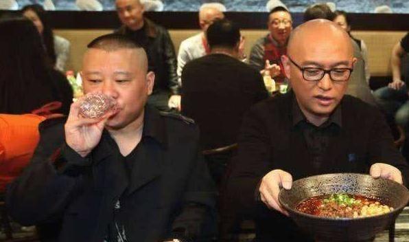 郭德綱酒桌上視頻郭德綱酒桌上趣事連連，精彩視頻一覽