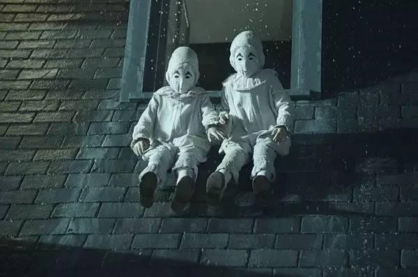 五歲小孩夢(mèng)游哭鬧五歲小孩夢(mèng)游哭鬧可能是由于多種原因引起的，包括生理和心理因素。以下是一些可能的原因和建議