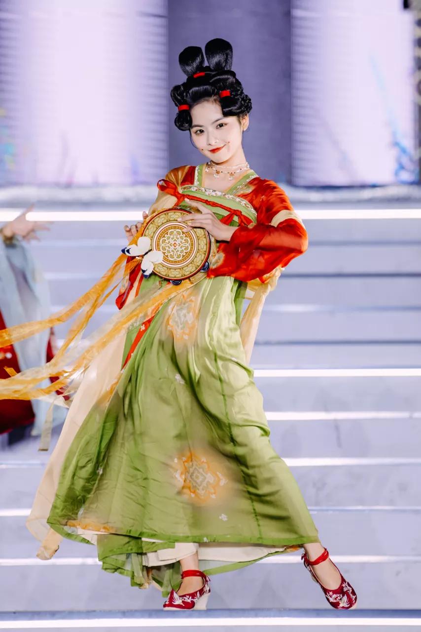 泡泡瑪特和名創(chuàng)優(yōu)品終究是撞上了泡泡瑪特與名創(chuàng)優(yōu)品，兩大零售巨頭的碰撞