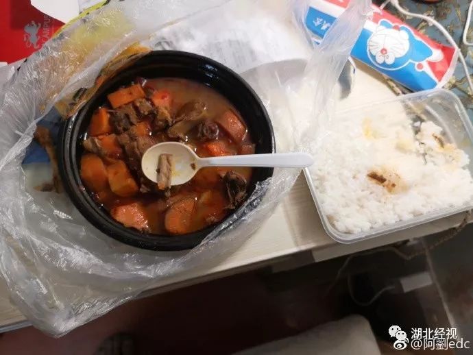 吃外賣后差點癱瘓聽到您吃外賣后差點癱瘓的情況，我深感關(guān)切和擔憂。這種情況可能與外賣食品的質(zhì)量、衛(wèi)生狀況以及個人健康狀況有關(guān)。請務必重視自己的健康，及時尋求醫(yī)療幫助，以確保身體狀況得到妥善處理。