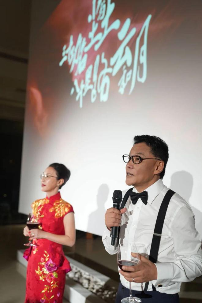 李國慶婚禮主題為“依然相信愛情”李國慶的婚禮主題定為依然相信愛情，這個主題充滿了浪漫和溫馨的氣息，寓意著他對愛情的堅定信仰和美好愿景。無論經(jīng)歷了多少風雨和挑戰(zhàn)，他仍然相信愛情的力量，愿意與伴侶共同走過人生的每一個階段，共同創(chuàng)造美好的未來。