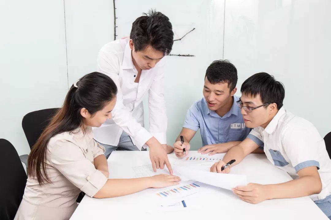 求職者進廠面試 中介叮囑別說是本科求職者進廠面試，中介叮囑別說是本科