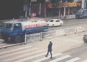 灑水車多次噴濕行人怎么處理如果灑水車多次噴濕行人，可以采取以下措施處理