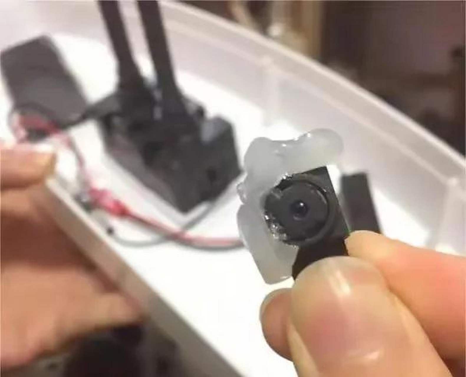 出租屋燈泡藏攝像頭在出租屋發(fā)現(xiàn)燈泡藏有攝像頭是一件非常嚴(yán)肅的事情，涉及到侵犯隱私和安全問題。如果您在出租屋中發(fā)現(xiàn)了這樣的攝像頭，請立即采取以下措施