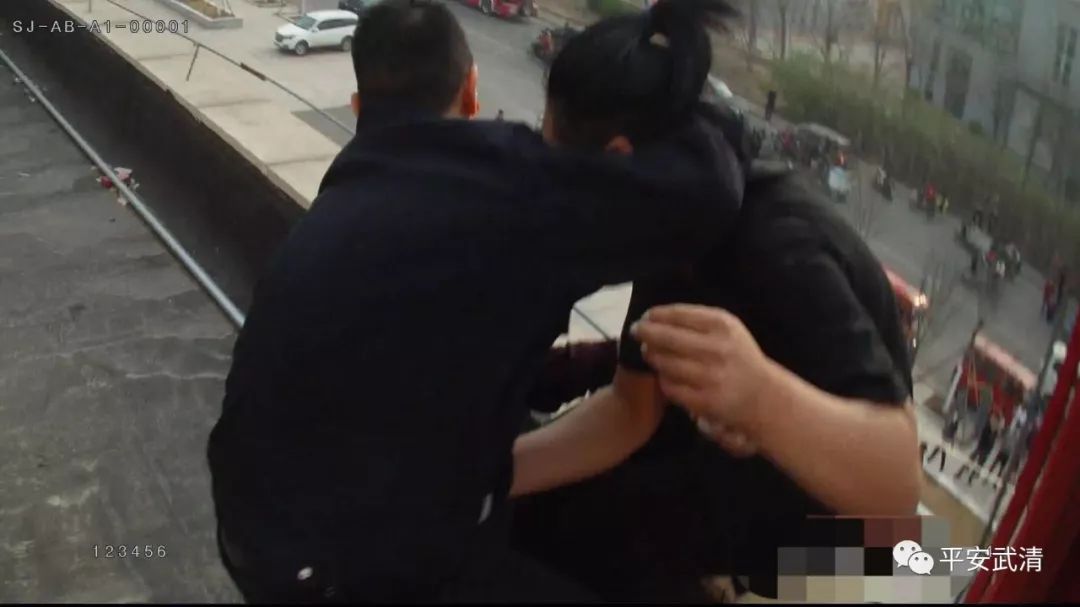 女子墜樓被搭救還魂報答這是一個關于女子墜樓被救后還魂報答的故事梗概