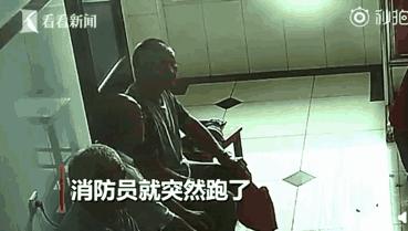 理發(fā)師給美女剪頭發(fā)的視頻美發(fā)藝術(shù)，理發(fā)師如何為美女打造完美發(fā)型