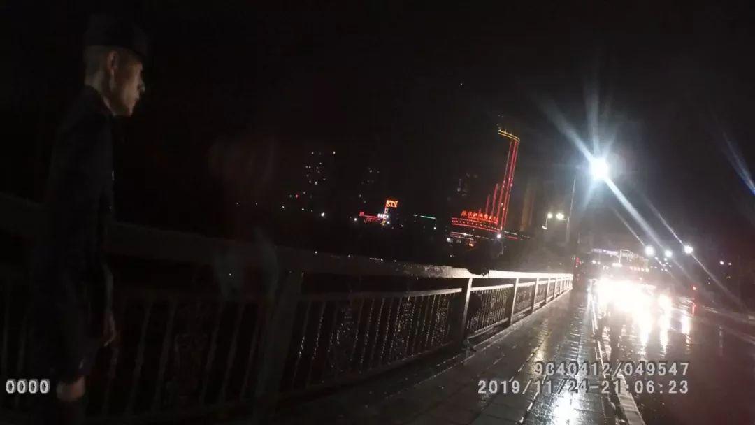 大橋墜落震驚！那座屹立多年的大橋突然墜落，背后的真相令人深思
