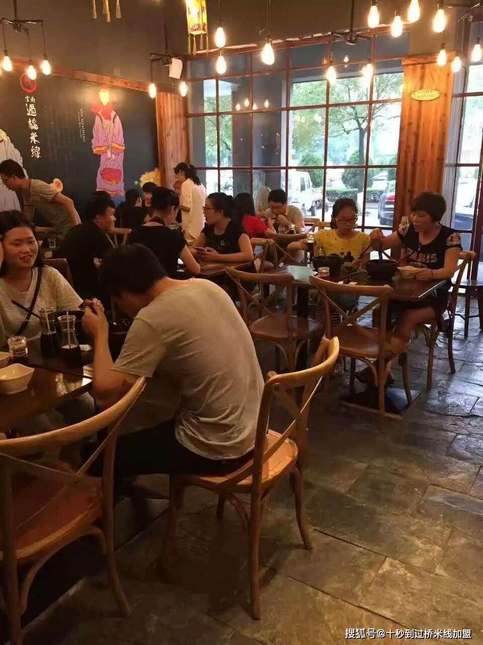 鹵味巨頭集體“搶餐飲店生意”鹵味巨頭集體搶餐飲店生意的現(xiàn)象，反映了鹵味行業(yè)在餐飲市場的競爭態(tài)勢和業(yè)務拓展趨勢。隨著消費者口味的多樣化和餐飲市場的不斷擴大，鹵味食品作為中餐的重要組成部分，正逐漸成為餐飲消費的重要選擇之一。在此背景下，鹵味巨頭們紛紛進軍餐飲市場，通過提供多樣化的鹵味菜品和優(yōu)質的服務，吸引更多的消費者。