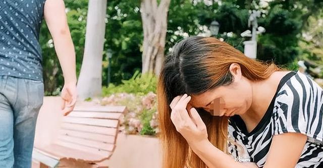男子為爭撫養(yǎng)權(quán) 連捅前妻閨蜜三刀這是一個非常嚴(yán)重的事件，涉及到家庭暴力和犯罪行為。在這種情況下，應(yīng)該尊重法律和社會秩序，采取合法的方式解決問題。