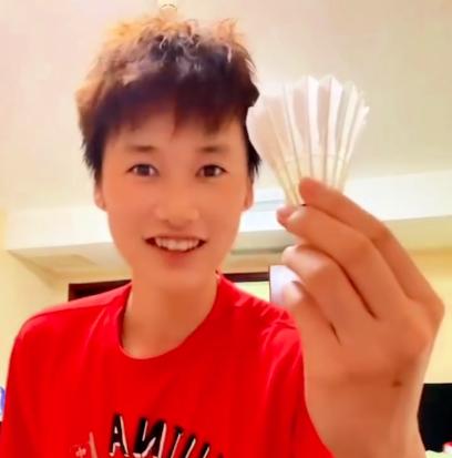孫穎莎拋球隊(duì)友們歡樂(lè)吶喊爭(zhēng)搶孫穎莎拋球隊(duì)友歡樂(lè)互動(dòng)，爭(zhēng)搶焦點(diǎn)時(shí)刻燃爆全場(chǎng)