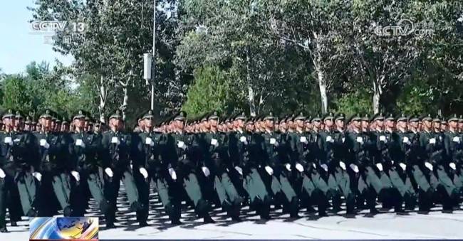 陸軍方隊將第一個劈槍走過天安門在國慶閱兵中，最先接受檢閱的是徒步方隊，陸軍方隊會作為第一個徒步方隊劈槍走過天安門。這不僅體現了陸軍的榮耀與責任，也彰顯了國家對于陸軍的高度重視。