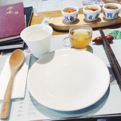 二手平臺出售清華食堂餐具 標價88元二手平臺出售清華食堂餐具，一場關(guān)于校園文化與價值的熱議