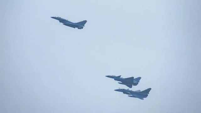 網(wǎng)友北京偶遇閱兵空軍編隊 畫面震撼網(wǎng)友在北京偶遇閱兵空軍編隊，所描述的場面確實非常震撼。閱兵式上的空軍編隊展示了一個國家的空軍實力和軍事技術(shù)，給人帶來強烈的視覺沖擊和心靈震撼。