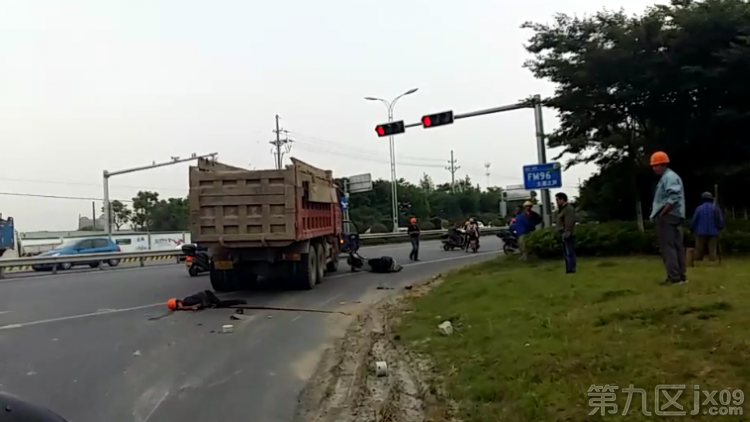 傷者躺地上給車蓋布車禍現(xiàn)場，傷者的生死時刻與社會的溫暖關(guān)懷