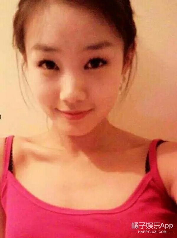 李一桐嘴上的痣李一桐嘴上有一顆痣，這顆痣位于嘴唇的右側(cè)，為她增添了幾分獨特的氣質(zhì)。這顆痣的存在并不影響她的美麗和魅力，反而成為她獨特的標(biāo)志之一。