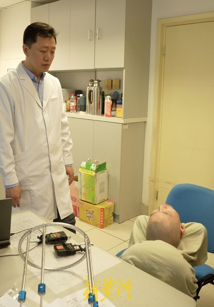 00后\"折疊男孩\"姜延琛出院了姜延琛，折疊男孩的成長(zhǎng)之路——00后的堅(jiān)韌與希望