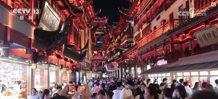 第一視角體驗錦州賽博燒烤季名場面我坐在錦州賽博燒烤店的露天座位上，周圍是熙熙攘攘的人群和熱鬧的夜市氛圍。我深吸一口氣，空氣中彌漫著烤肉的香氣，夾雜著淡淡的花香和夜晚的微風(fēng)。