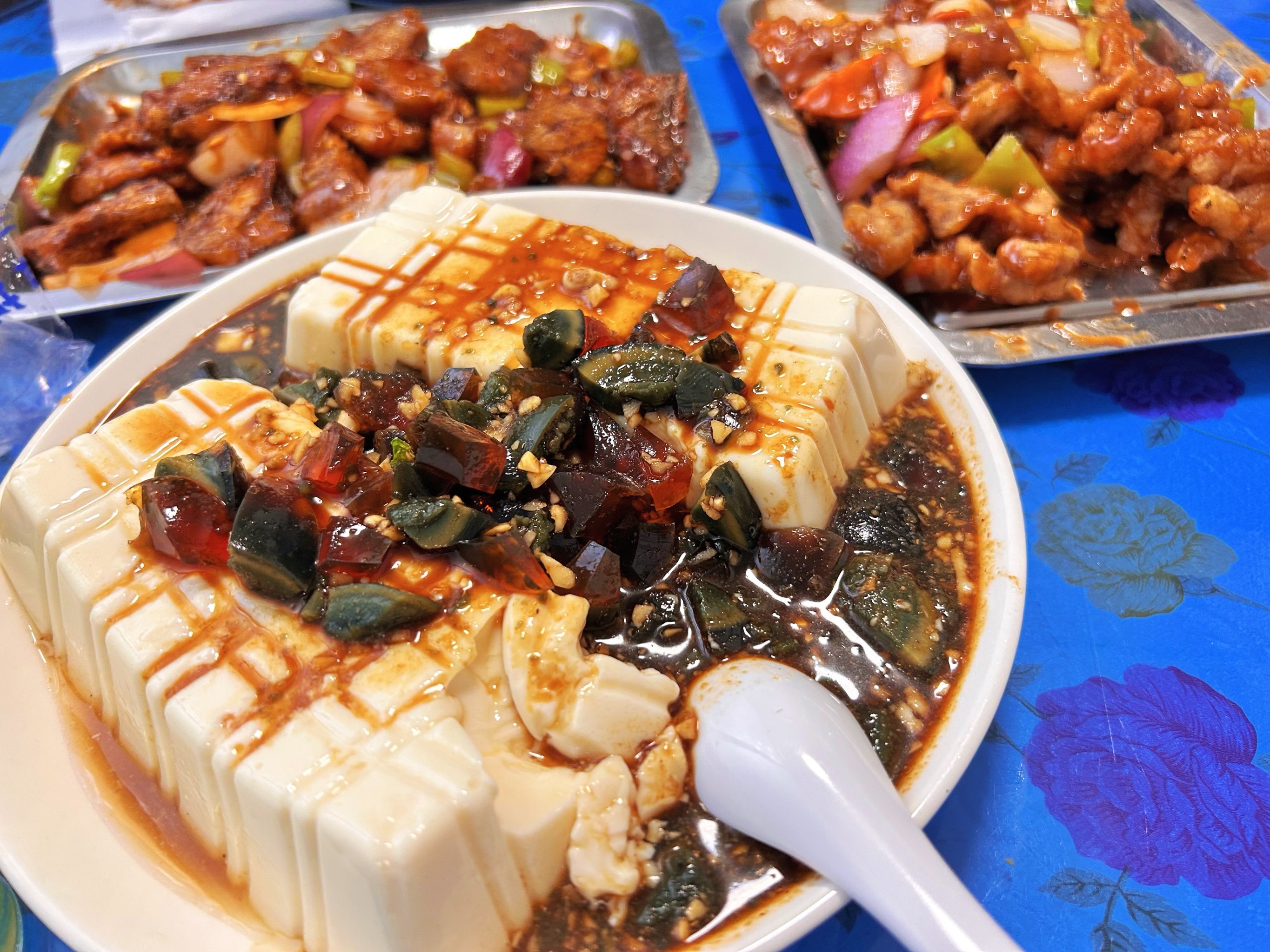 錦州美食吃不完根本吃不完錦州是一個(gè)美食之都，擁有眾多令人垂涎的特色菜肴和小吃。以下是一些錦州的著名美食，您可以嘗試