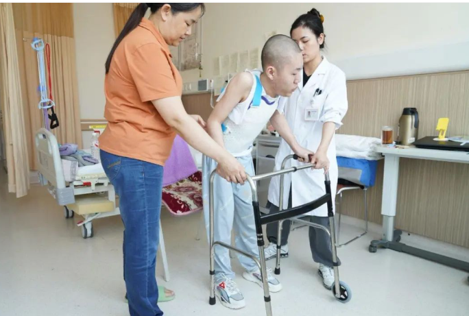 趴著高考的“折疊男孩”將重返大學(xué)趴著高考的折疊男孩，逆境重生，即將重返大學(xué)校園