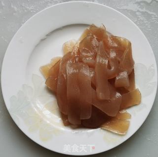 魔芋爽到底是什么做的魔芋爽是一款以魔芋為主要原料制作的食品。魔芋是一種草本植物，取其地下部分作為原料，經(jīng)過加工處理，如切片、清洗、軟化、護(hù)色等工序后，與調(diào)味料如食用鹽、白砂糖、辣椒、香辛料等結(jié)合，制作成口感清脆爽滑的食品。因此，魔芋爽是用魔芋做成的。