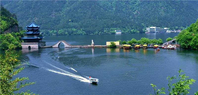 錢(qián)塘江逆潮行舟畫(huà)面太震撼了錢(qián)塘江逆潮行舟，一幅震撼人心的畫(huà)卷