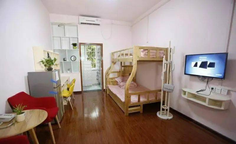 等到清華的宿舍roomtour了獨(dú)家揭秘清華學(xué)霸宿舍Roomtour，揭秘清華學(xué)子背后的故事與奮斗歷程！