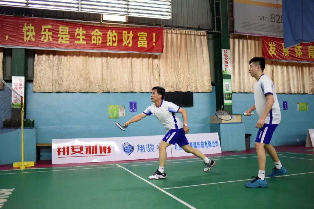 羽毛球打一局上百元羽毛球打一局是否上百元，這個(gè)問題答案因多種因素而異，如所在地區(qū)、參與的比賽類型、場(chǎng)館費(fèi)用以及參與者的水平等。