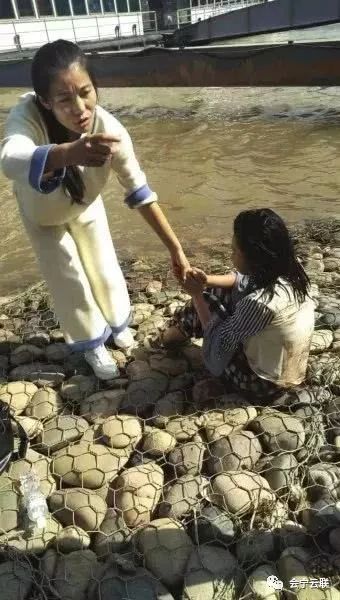 藏族女孩救落水男子藏族女孩英勇救落水男子，一場跨越文化與勇氣的壯麗救援