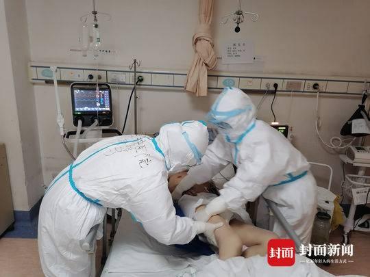 “身首離斷”患者已轉(zhuǎn)入普通病房身首離斷患者的康復(fù)之路，從重癥監(jiān)護(hù)到普通病房的轉(zhuǎn)折點(diǎn)