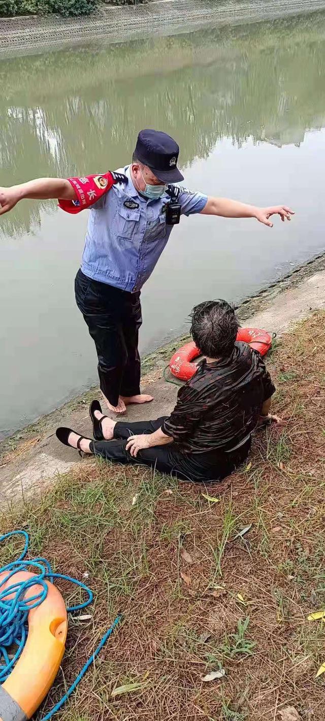 老人落水民警一路狂奔跳水救人一位老人落水，民警迅速反應，一路狂奔并跳水救人的事跡，體現(xiàn)了民警的職業(yè)擔當和無私奉獻精神。