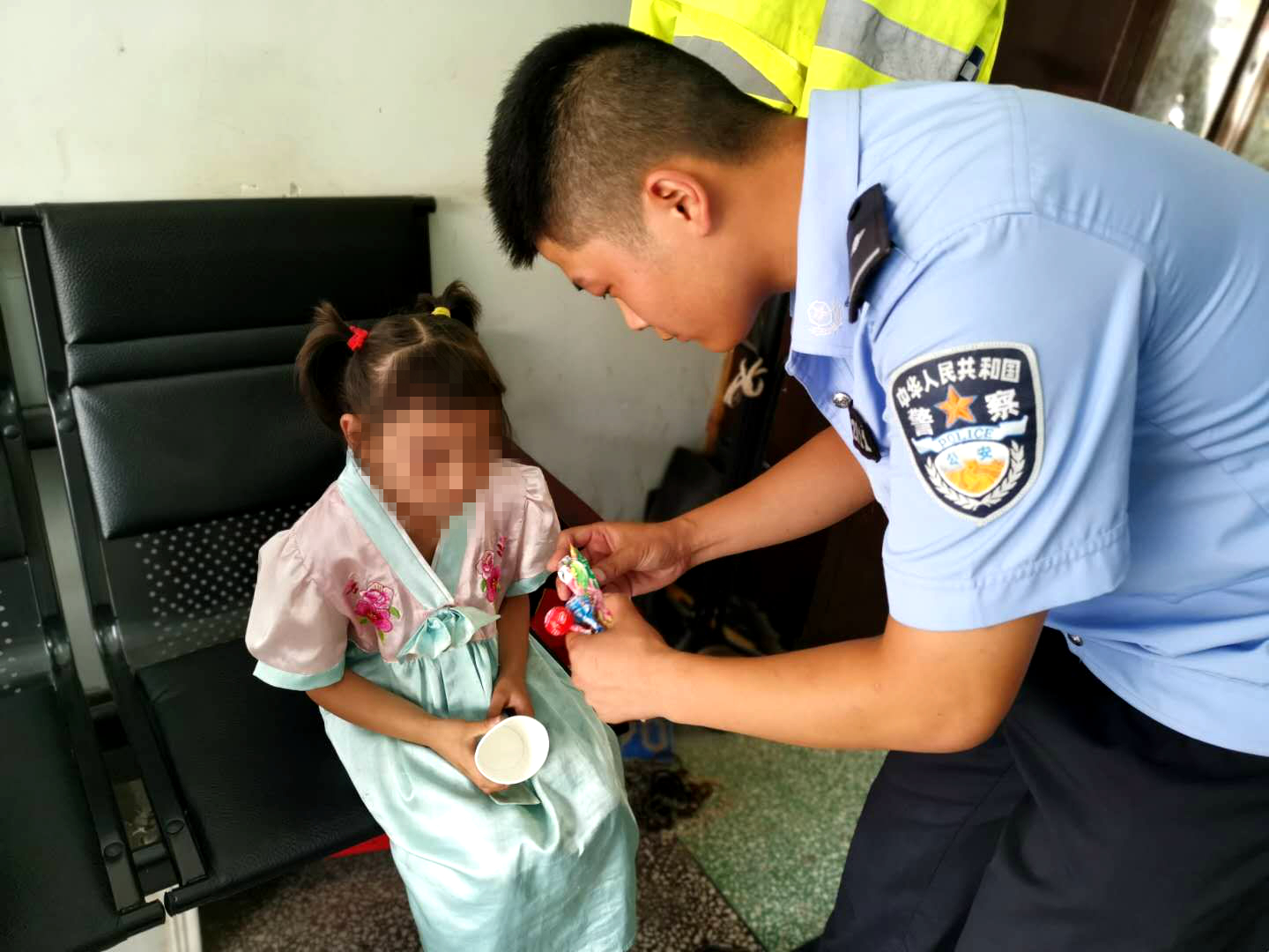 小女孩走失民警幫助找回這是一個非常感人的故事，關(guān)于一個小女孩走失后被警察成功找回。下面是一個可能的版本