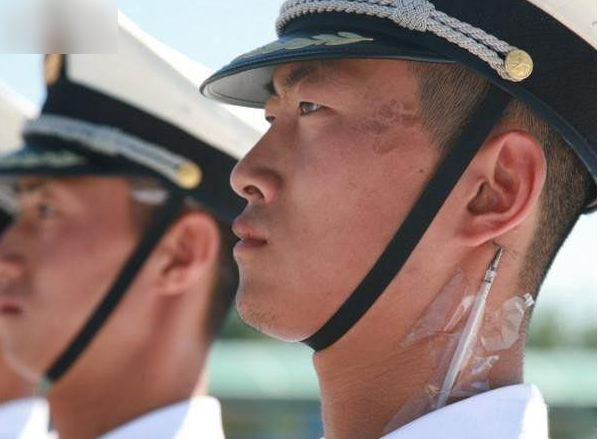 閱兵訓(xùn)練有多辛苦閱兵訓(xùn)練是非常辛苦和嚴(yán)格的。