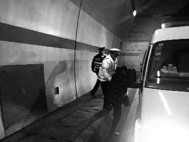 女子隧道內(nèi)“幽閉恐懼”民警來(lái)接人女子隧道內(nèi)遭遇幽閉恐懼，民警及時(shí)接人化險(xiǎn)為夷