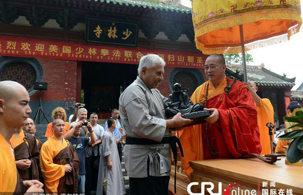 少林寺進(jìn)香少林寺是中國(guó)著名的佛教寺廟之一，位于河南省鄭州市登封市。進(jìn)香是佛教信仰中的一種傳統(tǒng)儀式，表達(dá)對(duì)佛陀的尊敬和信仰。如果您想前往少林寺進(jìn)香，以下是一些建議
