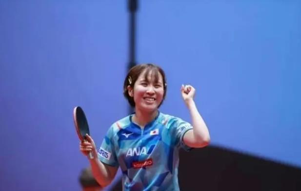 平野美宇與孫穎莎聊天嘴角壓不住平野美宇與孫穎莎，超越比賽的深厚友情