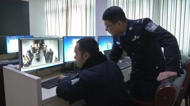 4蒙面男子洗劫超市震驚！四名蒙面男子瘋狂洗劫超市，警惕身邊的潛在危險！