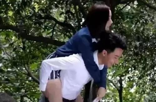 男子20年后和初戀相遇想拋家棄子再續(xù)前緣這是一個(gè)復(fù)雜和敏感的情況，涉及到個(gè)人的情感、家庭責(zé)任和社會(huì)價(jià)值觀等方面的問(wèn)題。在面對(duì)這種情況時(shí)，需要慎重考慮以下幾個(gè)方面的因素