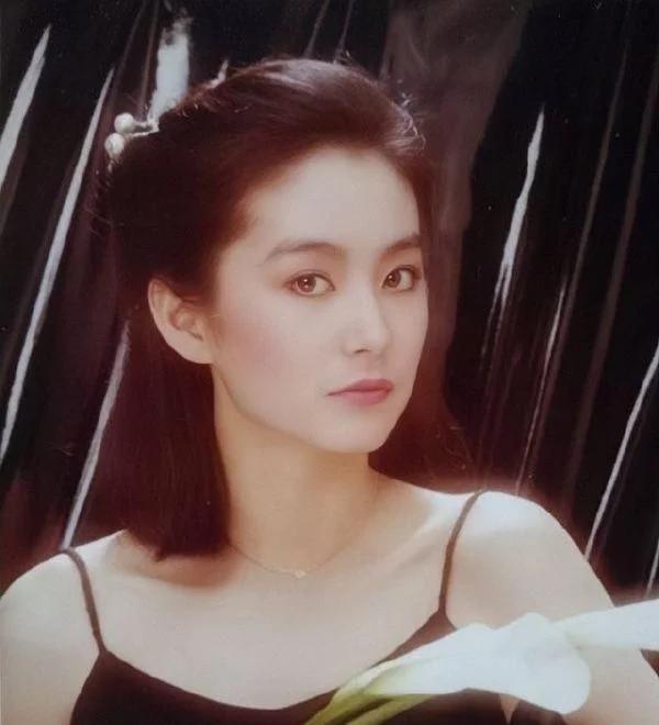 16年后遇初戀速訂婚這是一個(gè)非常有趣和浪漫的故事情節(jié)。在人生的旅途中，初戀往往是最令人難以忘懷的，即使過了很多年，那段感情仍然可能深深地留在心底。如果在時(shí)隔16年后，你再次遇到初戀對(duì)象，并且迅速訂婚，那真的是一段非常美好的緣分。