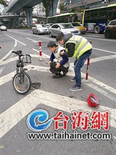 騎手遇老人摔倒毫不猶豫攙扶視頻騎手遇見老人摔倒毫不猶豫攙扶，展現(xiàn)人性光輝瞬間視頻走紅網(wǎng)絡