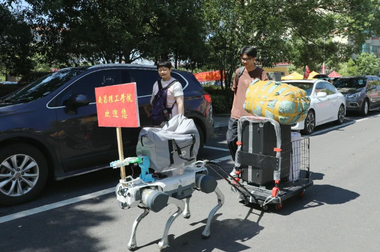 高校迎新 機(jī)器人當(dāng)“迎賓”高校迎新，機(jī)器人成為新時(shí)代的迎賓大使
