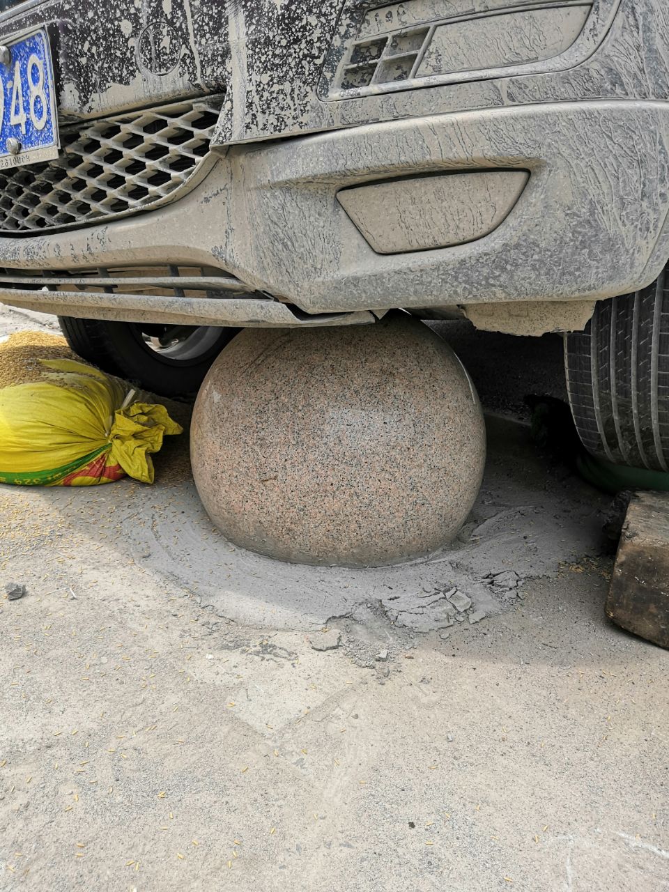 汽車撞到石墩完好無損汽車撞到石墩完好無損，奇跡背后的真相揭秘