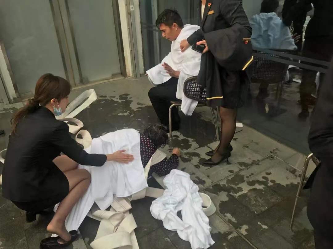 實習(xí)女店員跳河救人后提前轉(zhuǎn)正實習(xí)女店員跳河救人英勇行為，提前轉(zhuǎn)正獲贊