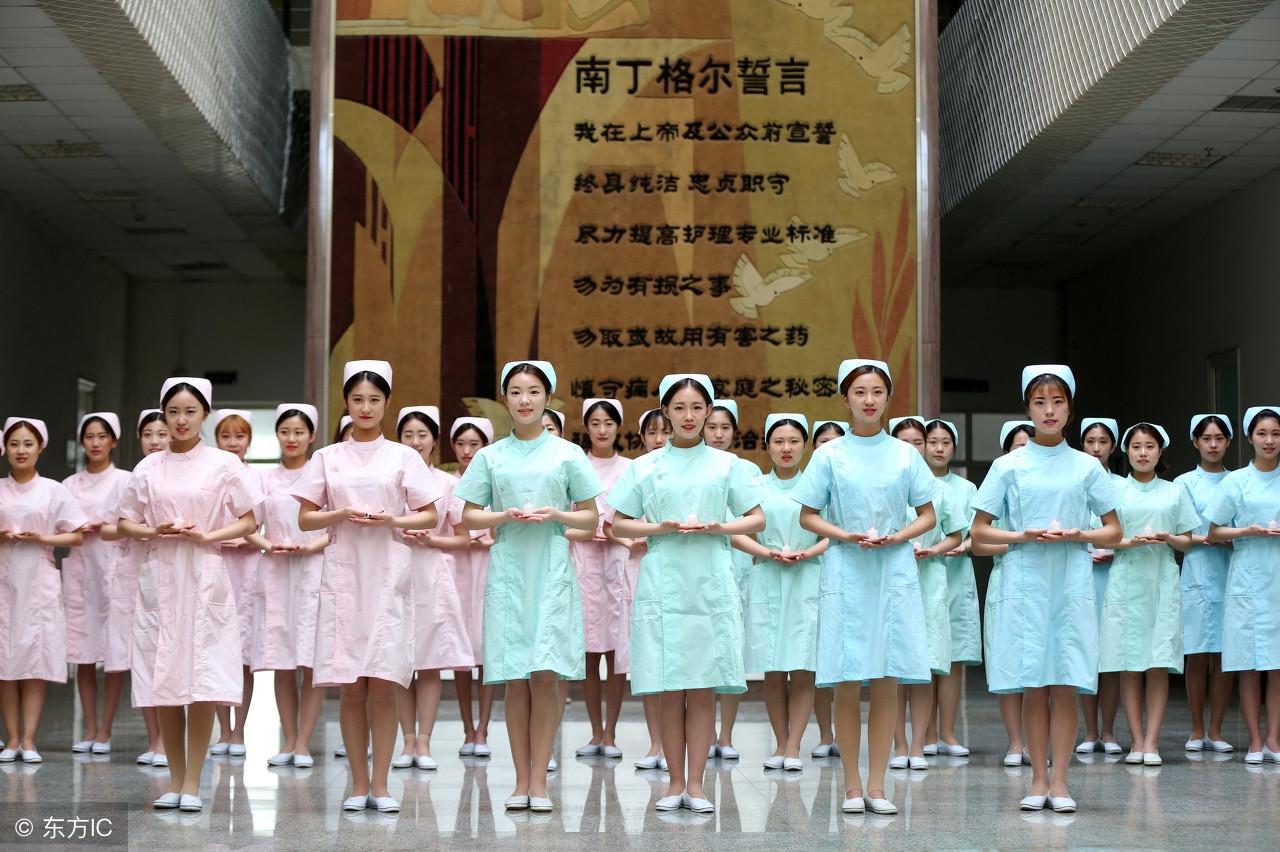 醫(yī)學(xué)院的女孩在描述醫(yī)學(xué)院的女孩時(shí)，可以從多個(gè)角度進(jìn)行描述，以下是一些可能的特征