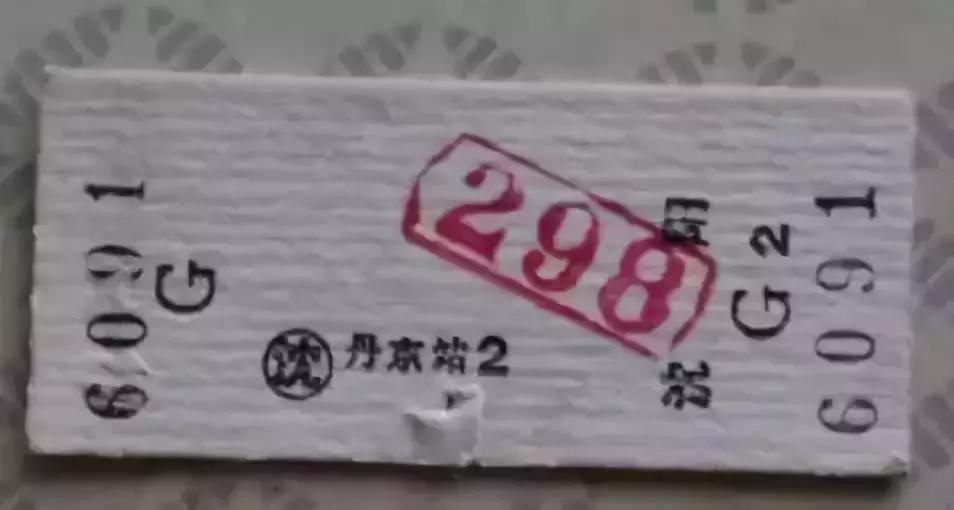 紙質(zhì)火車票即將退出歷史舞臺是的，隨著科技的不斷進(jìn)步和鐵路交通的快速發(fā)展，紙質(zhì)火車票逐漸退出歷史舞臺已經(jīng)成為趨勢?，F(xiàn)在，很多鐵路系統(tǒng)已經(jīng)實(shí)現(xiàn)了電子客票的推廣和使用，旅客通過互聯(lián)網(wǎng)訂購火車票后，不再需要領(lǐng)取紙質(zhì)車票，可以直接使用身份證等有效證件在火車站進(jìn)站乘車。