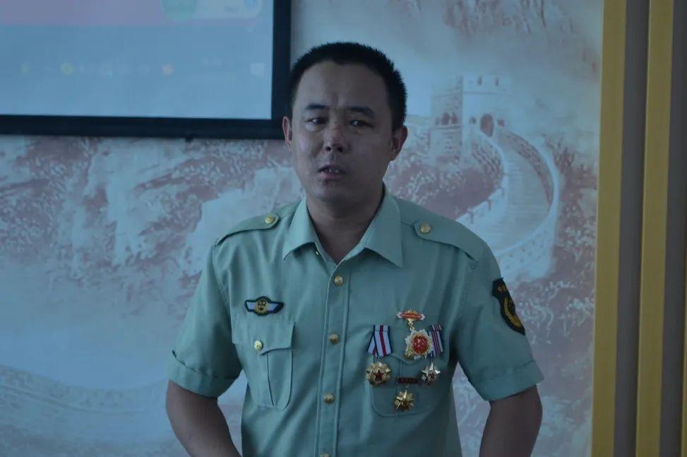 一等功爺爺送孫子去國(guó)防科大報(bào)到一等功爺爺送孫子赴國(guó)防科大報(bào)到，傳承榮耀，續(xù)寫(xiě)輝煌