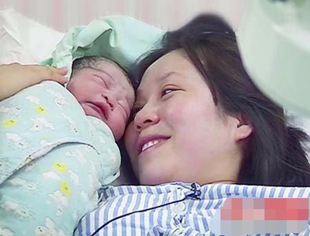 湖南跪地救人女子辟謠自己是孕婦湖南跪地救人女子辟謠自己是孕婦，真相背后的故事